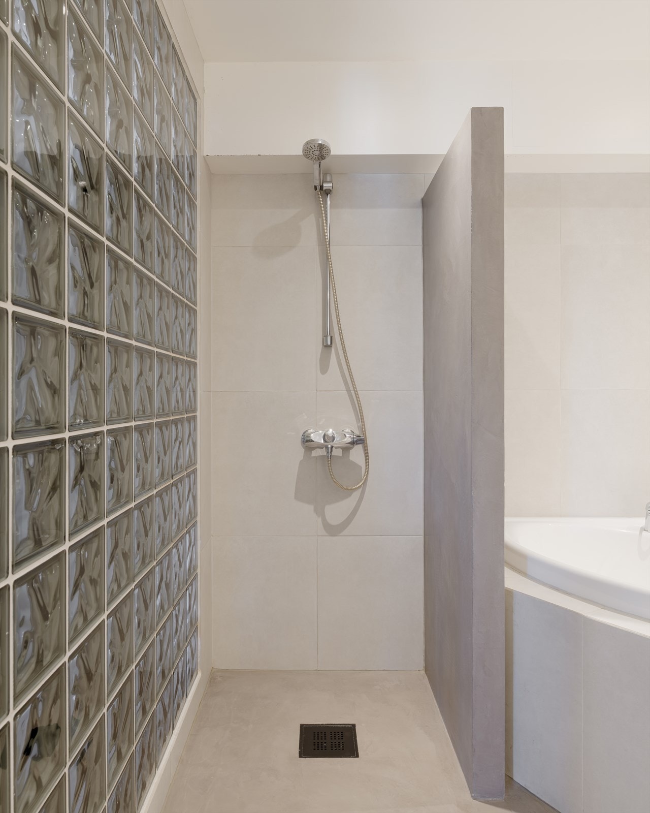 I 2023 ble det lagt microsement på baderomsgulv, samt mikrosement på innglasset skillevegg mellom bad og badekar. Galleribilde