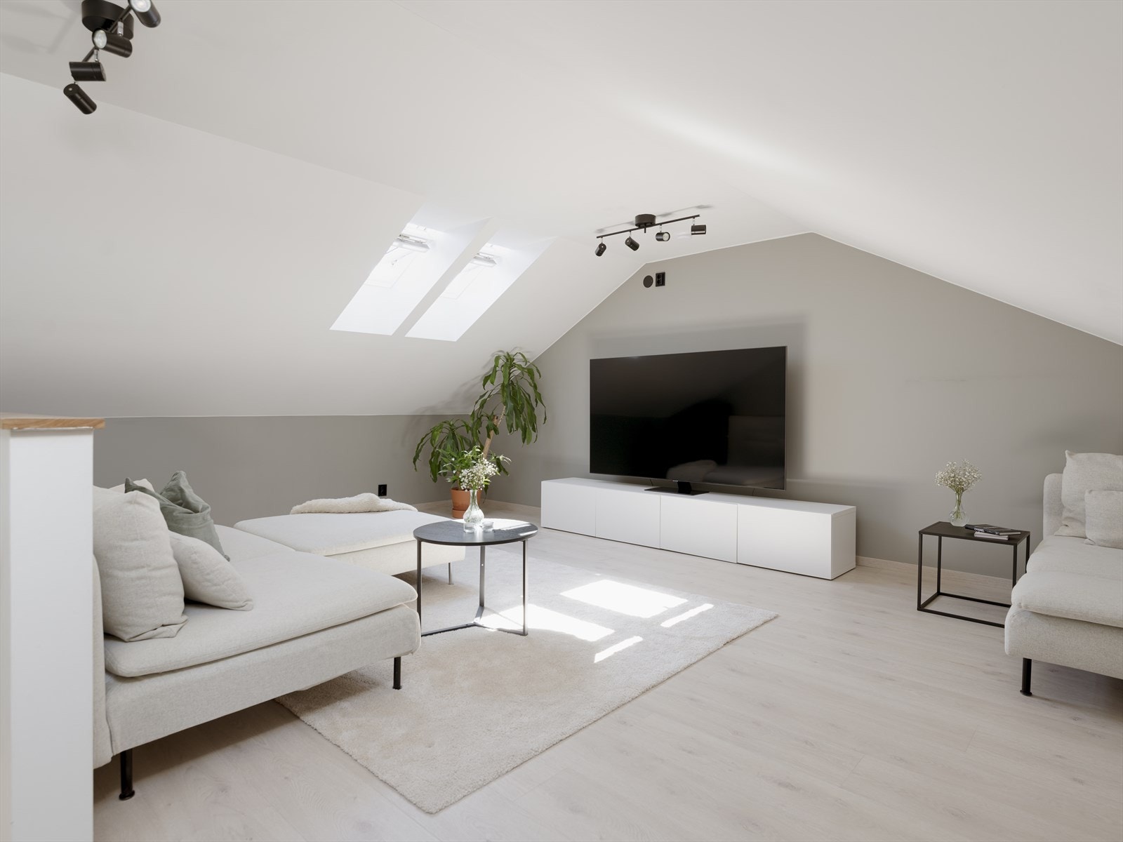 I loftsetasjen finner du et stort og hyggelig oppholdsrom som kan brukes som tv-stue, kontor, lekerom eller lignende. Galleribilde