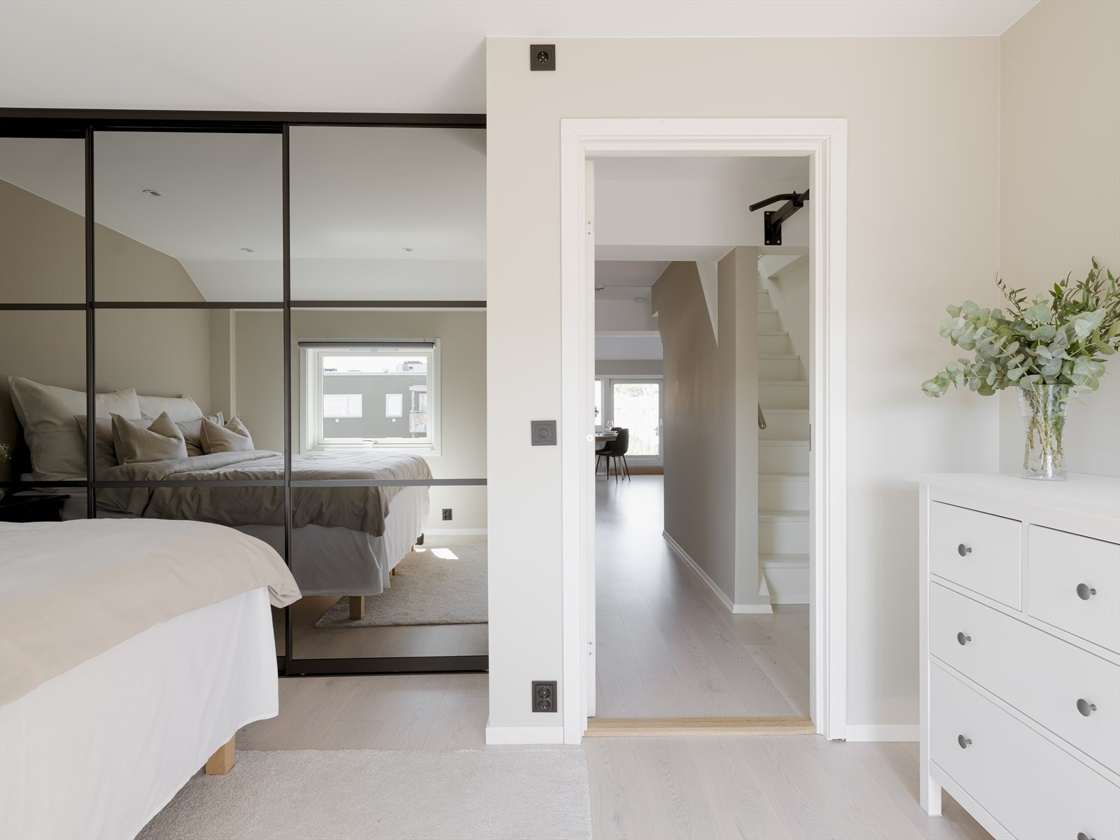 På soverommet får du et praktisk, stort garderobeskap som medfølger ved salg. Galleribilde