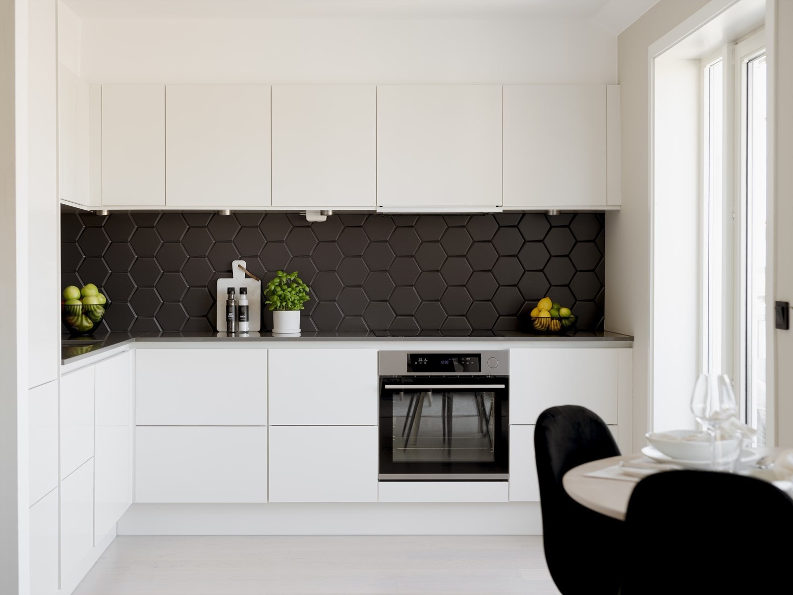 Stilrent kjøkken fra HTH med slette fronter, benkeplate i kompositt og nedfelt oppvaskkum med ett-greps blandebatteri. Galleribilde