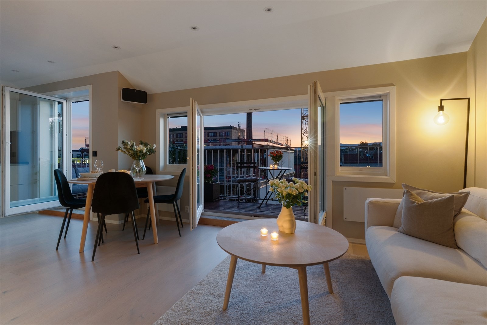 Her får du to solrike balkonger på tilsammen 16 m², noe som gir en følelse av et ekstra rom ute store deler av året - med sol fra tidlig morgen til sent kveld. Galleribilde