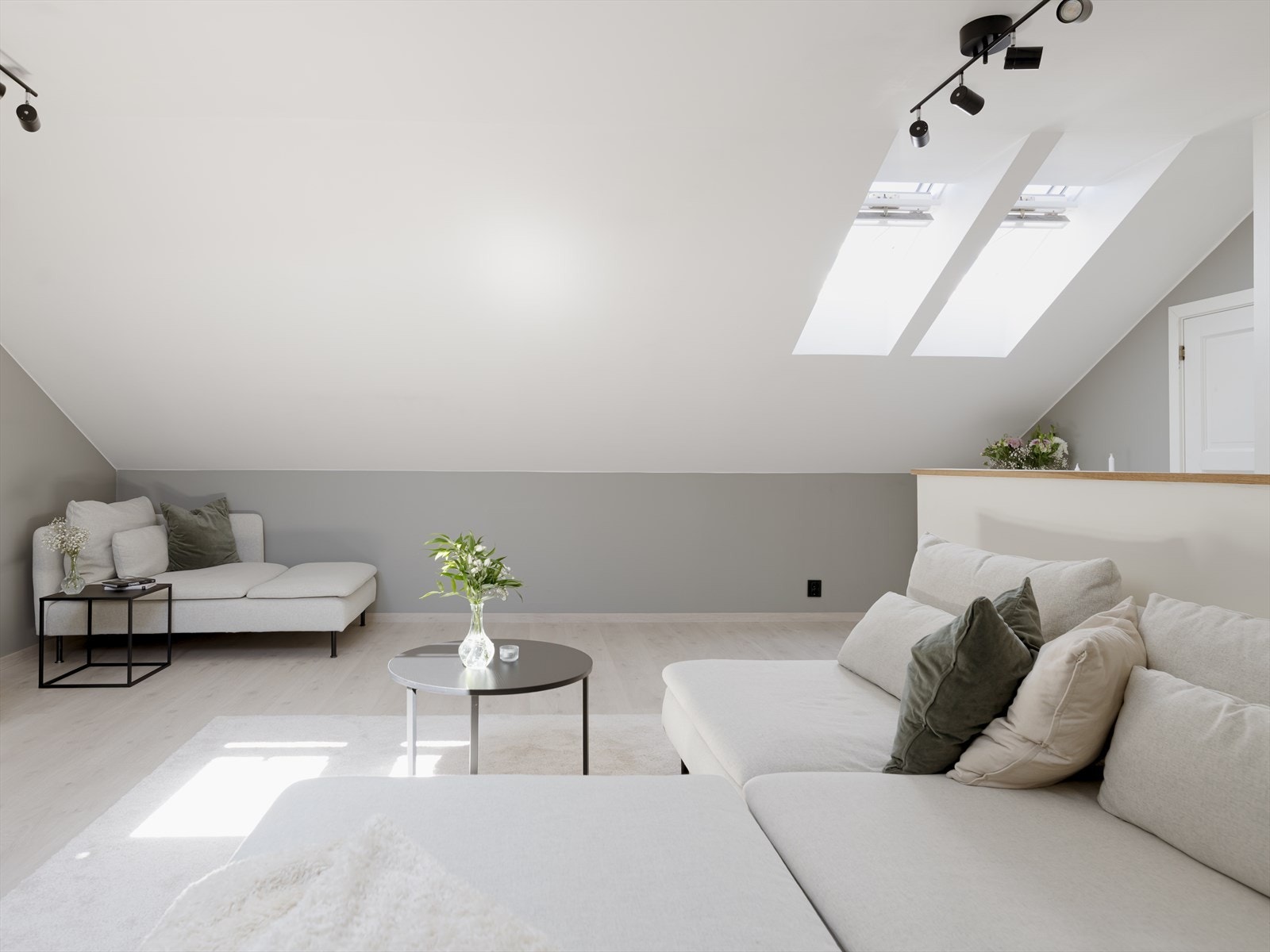 Loftsetasjen har gulvareal på ca. 34 m², så her har du mye plass å boltre deg på. Galleribilde