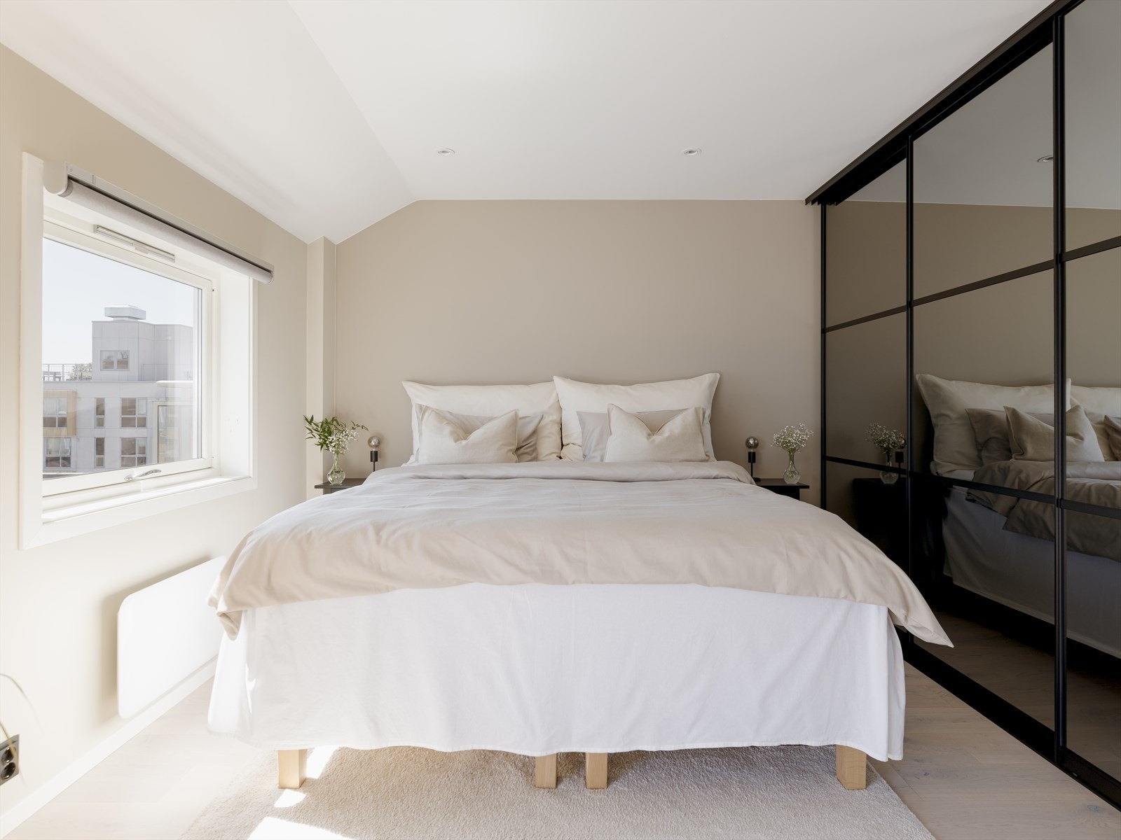 Vakkert hovedsoverom malt i et lunt og delikat fargevalg. Galleribilde