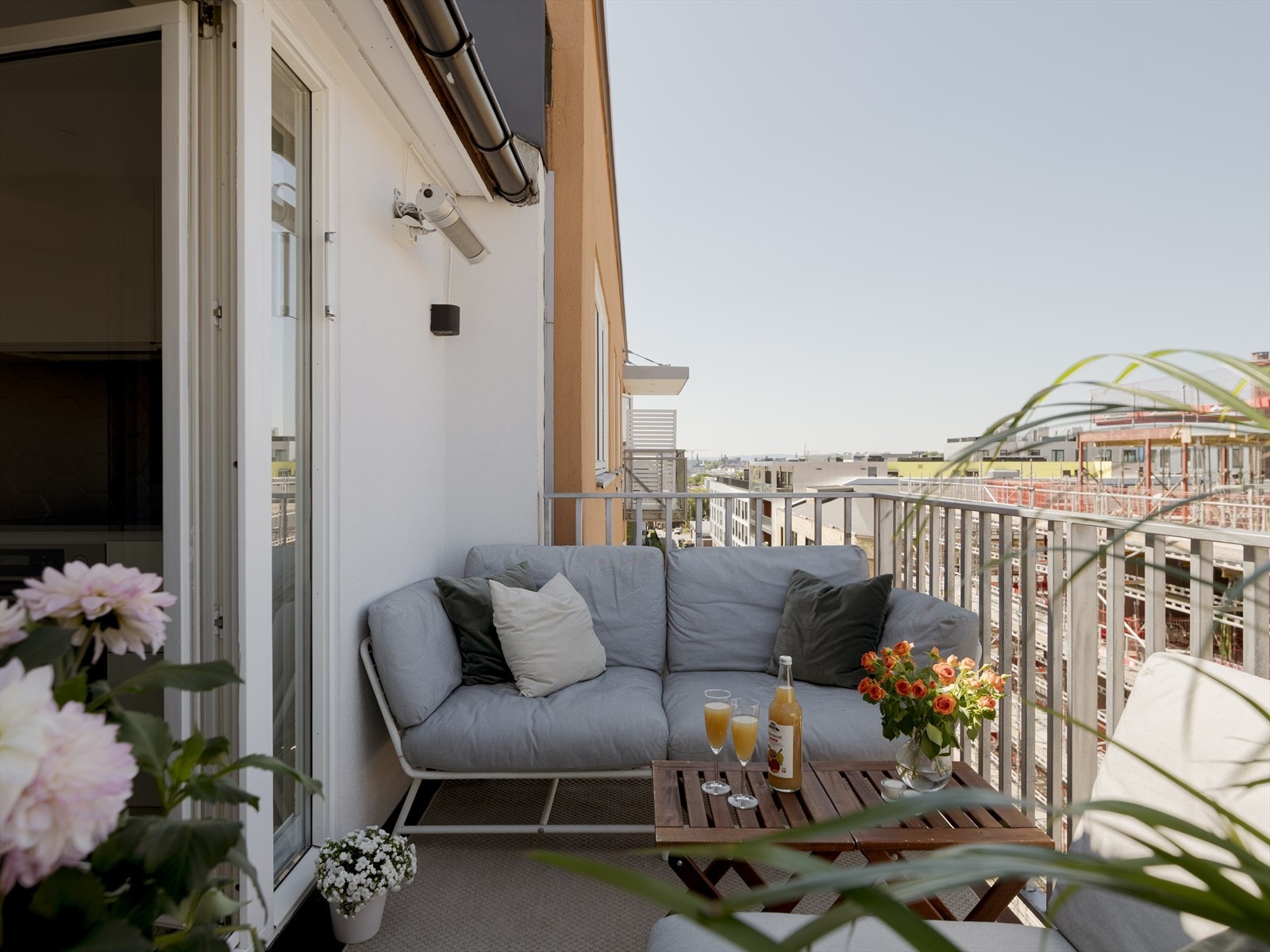 Fra balkongen har du nydelig utsikt over byen, og i syd kan du skimte Oslofjorden. Galleribilde