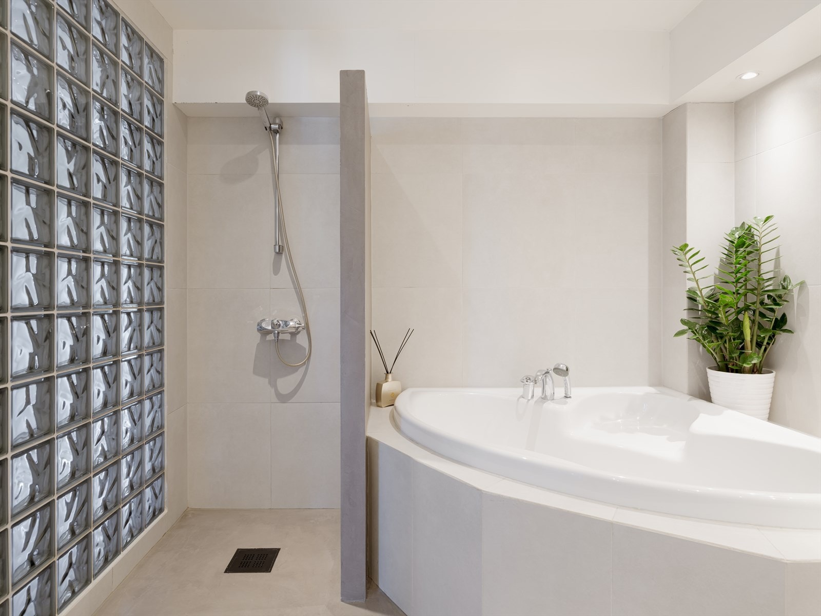 Badet gir en skikkelig spa-følelse, og her får du separat badekar og dusj. Galleribilde