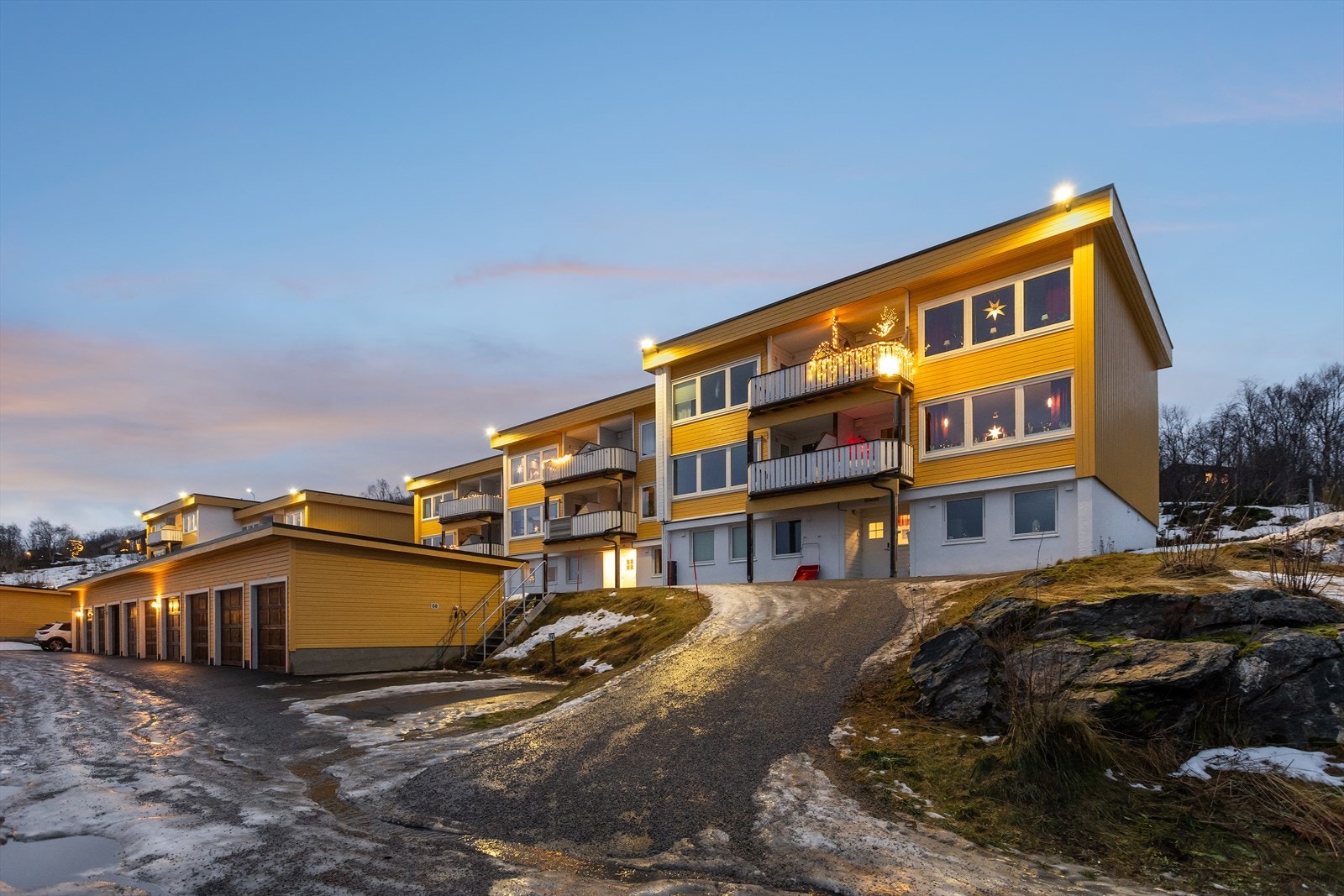 Fasade. Ytterveggene og inngangspartiet ble nylig oppgradert med ny ytterdør i regi av borettslaget. Galleribilde