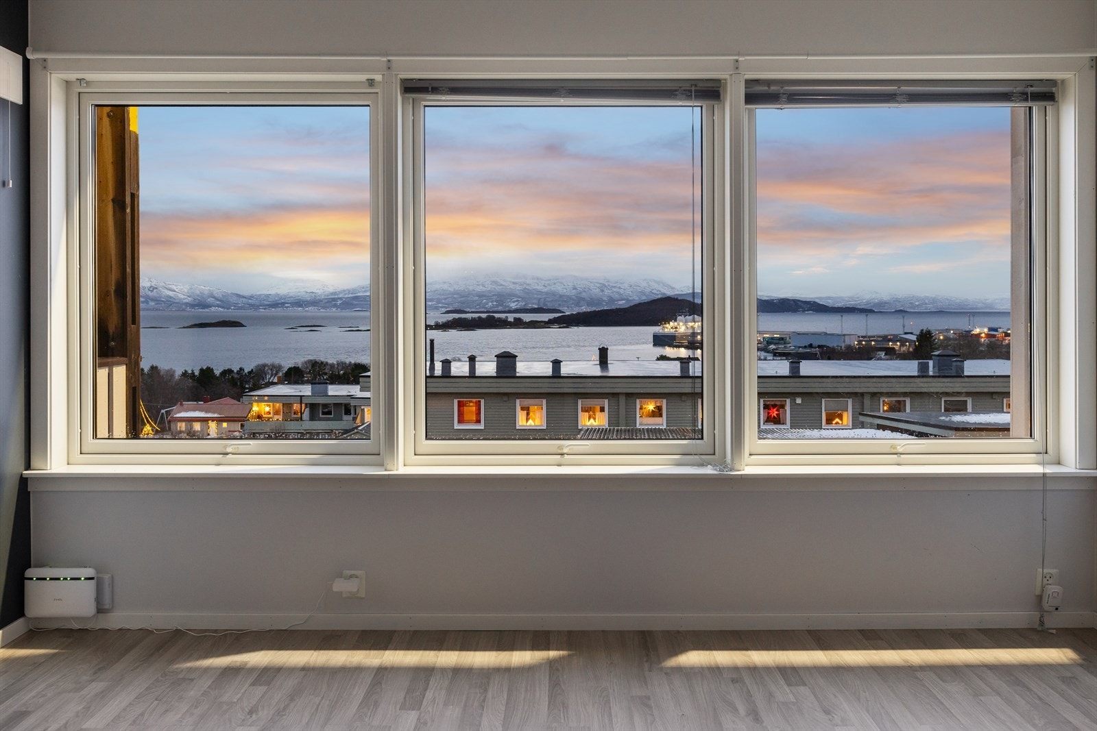 Velkommen til Grønnliveien 25A - En smakfull 3-roms leilighet med attraktiv beliggenhet på Stangnes med blant annet fjordutsikt, overbygd veranda og egen parkeringsplass. Galleribilde