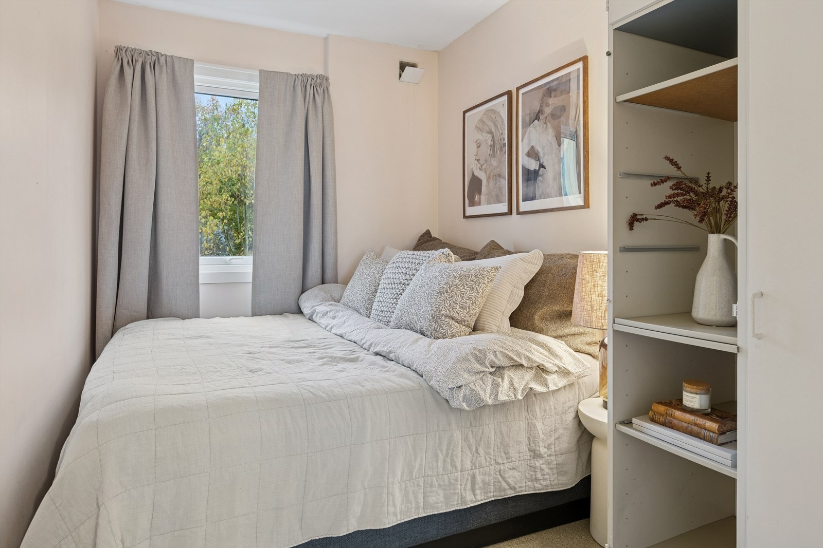 Dette soverommet ble nylig oppgradert med plater på veggen og malt tak Galleribilde