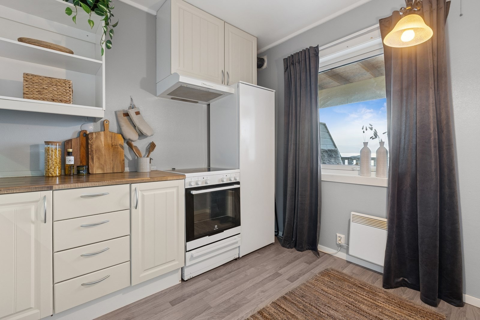 Kjøkkenet er utstyrt med hvitevarer som oppvaskmaskin og stekeovn. Disse medfølger handelen. Galleribilde