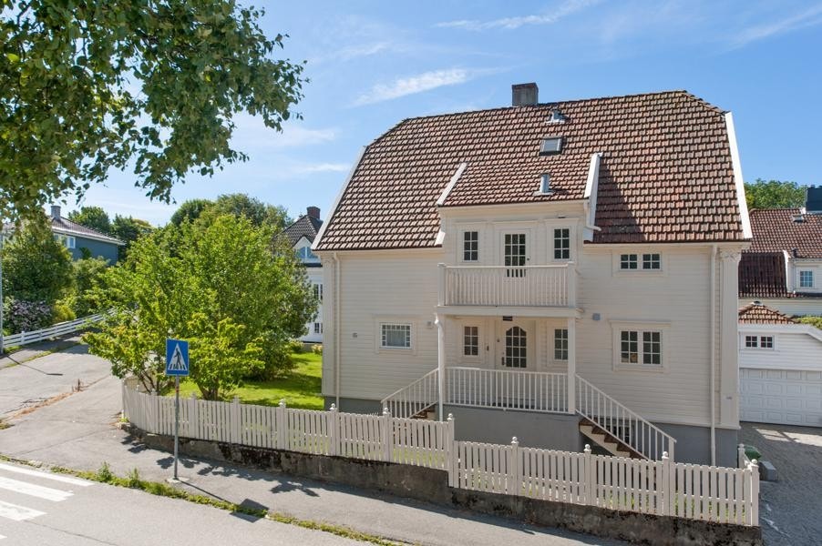 Inngangsparti. Garasje til høyre Galleribilde