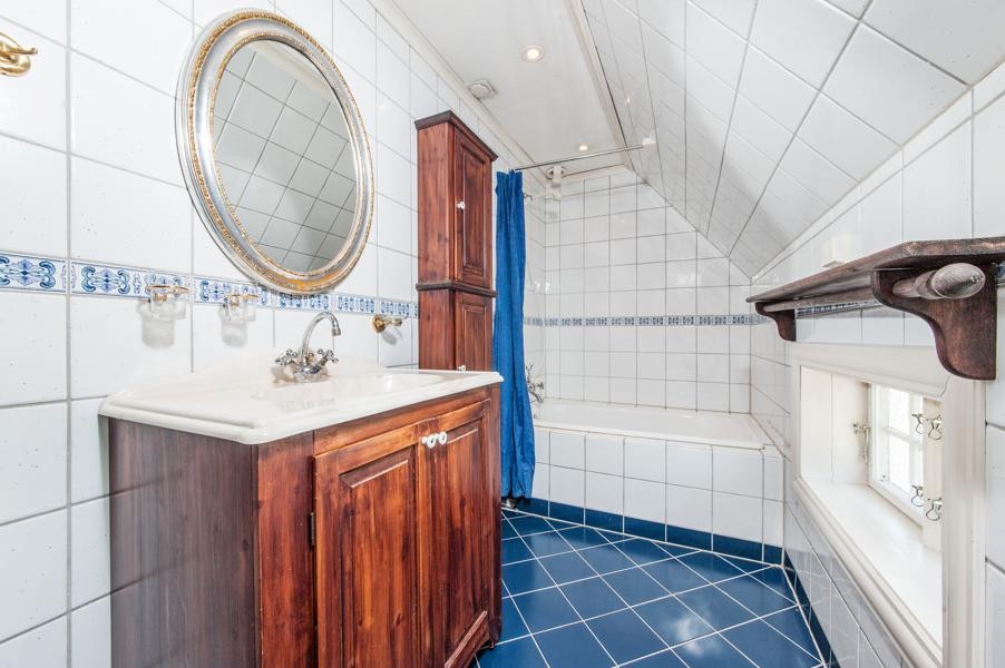 Bad 2.etg. med badekar/dusj Galleribilde