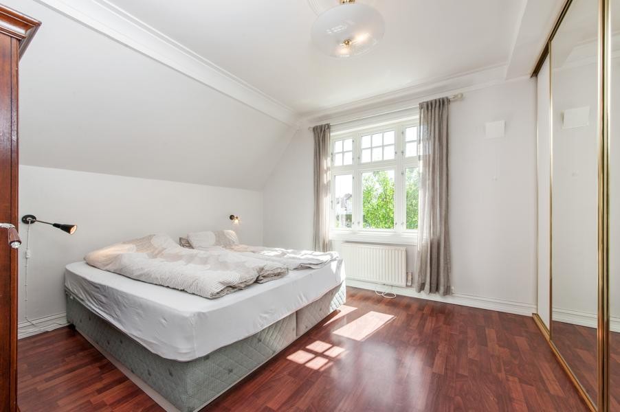 Hovedsoverom med stor garderobe Galleribilde