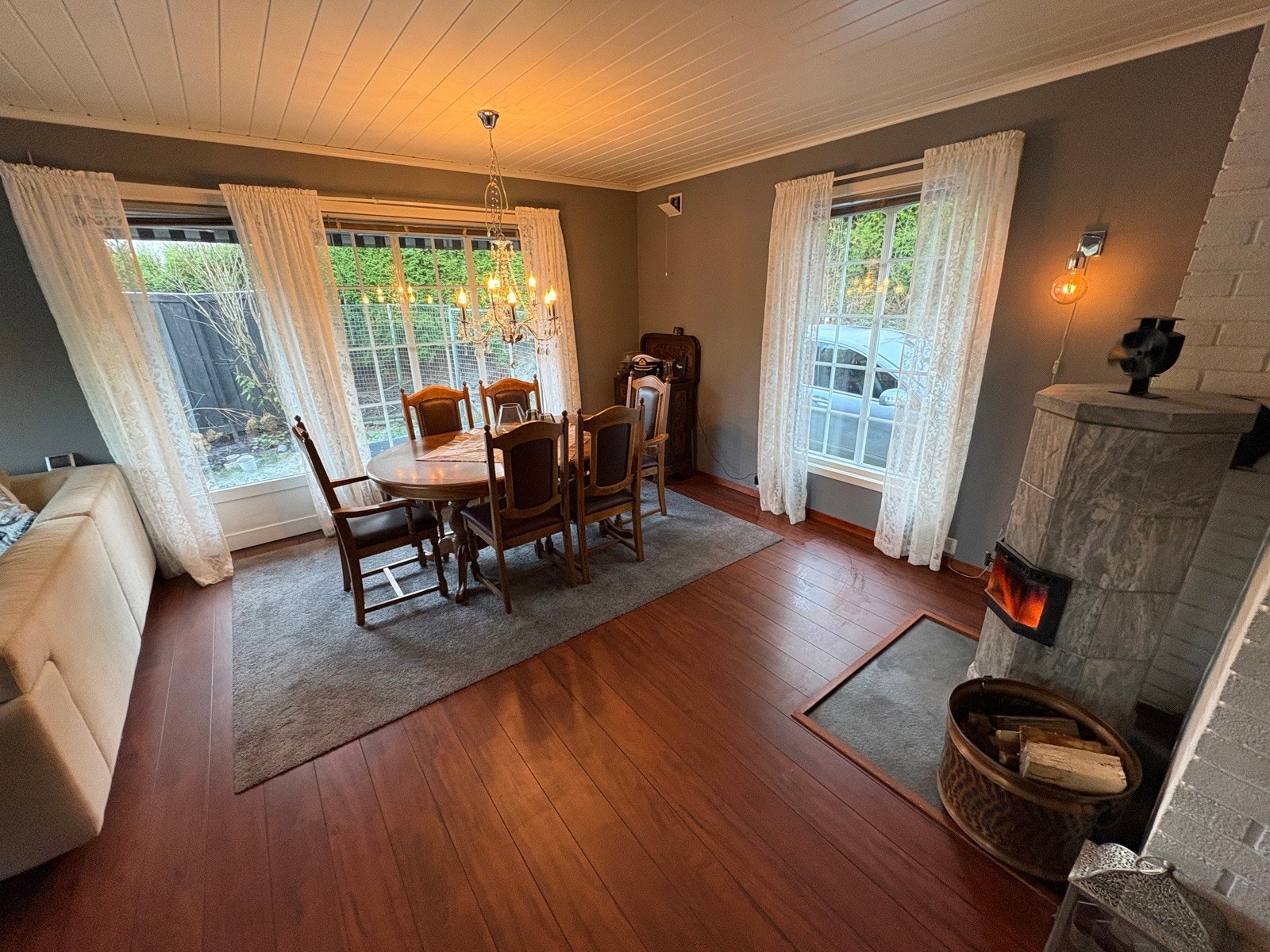 Stue med deilig peisovn som gir god og lun varme på kalde dager. Galleribilde