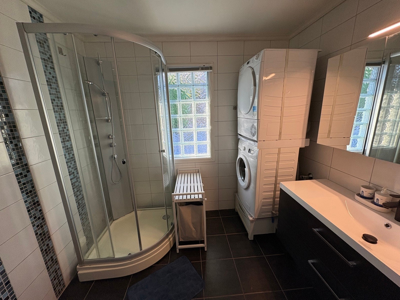 Pent bad med dusjkabinett. Galleribilde