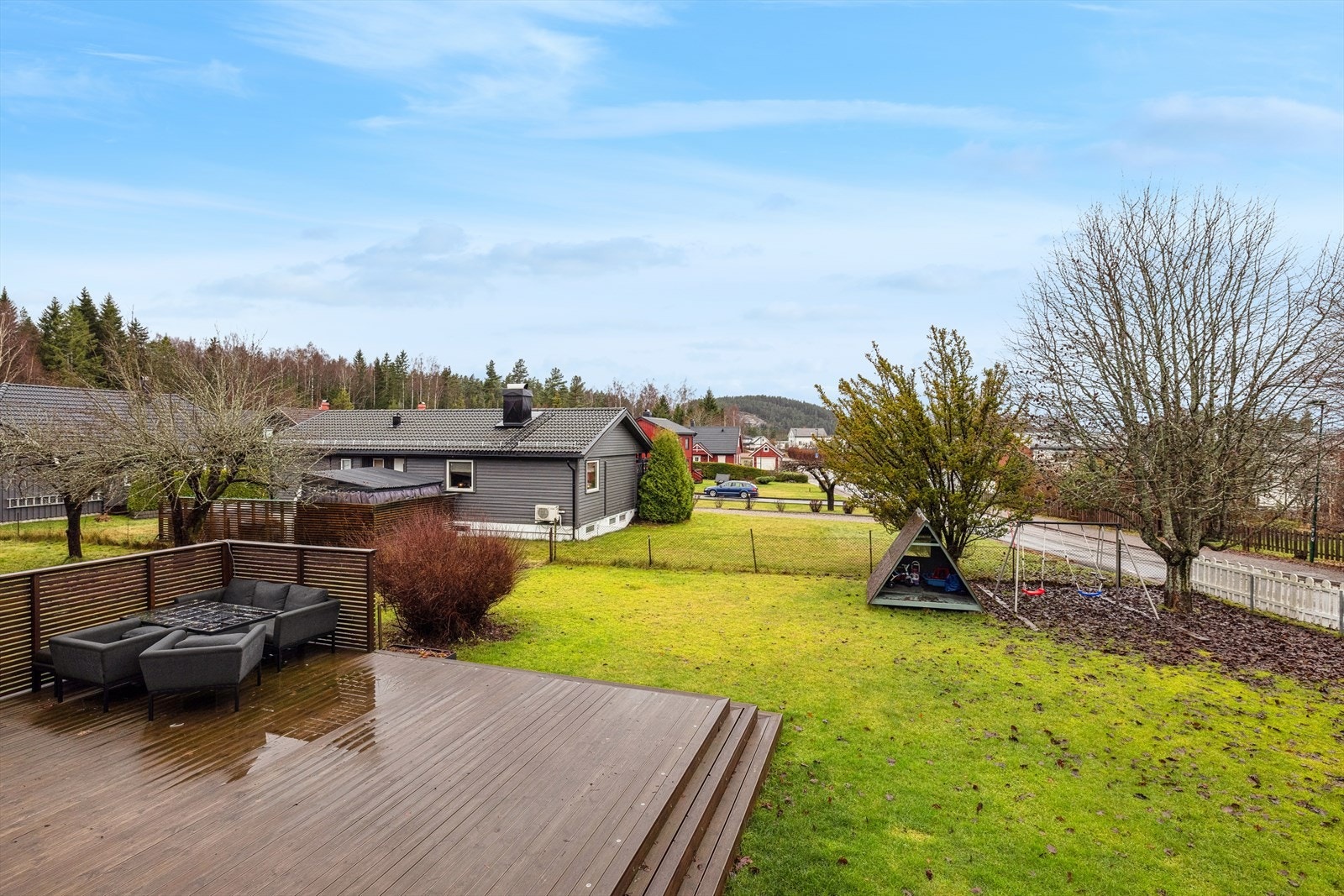 I hagen har man en stor terrasse hvor man har god plass til å møblere med sittegrupper. Galleribilde