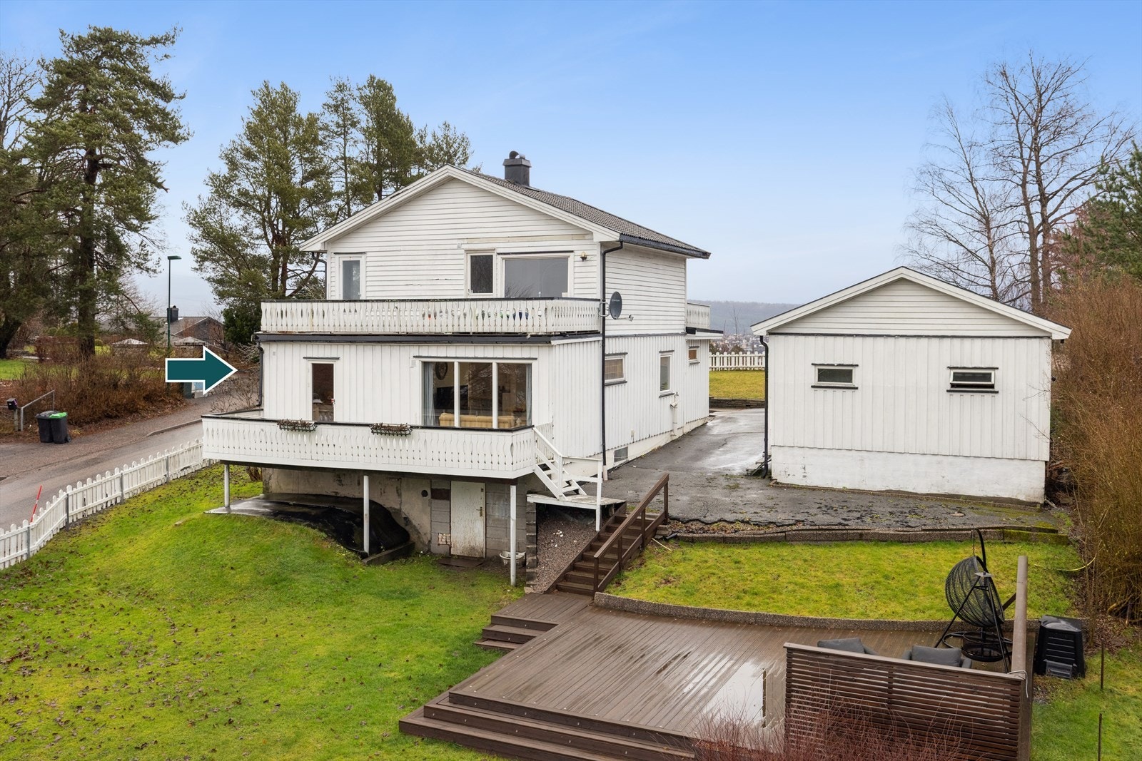 Leiligheten ligger i byggets første etasje og disponerer halvpart av garasjen. I tillegg er det god plass til parkering av flere biler i gårdsrommet. Galleribilde