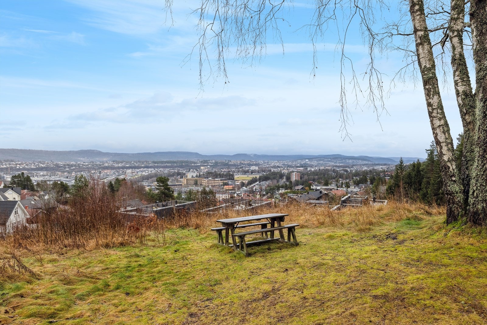 Boligen ligger sentralt til med kort vei til barnehager, skoler, idrettsanlegg, dagligvarebutikker, kjøpesenter og ikke minst flotte turområder. Galleribilde