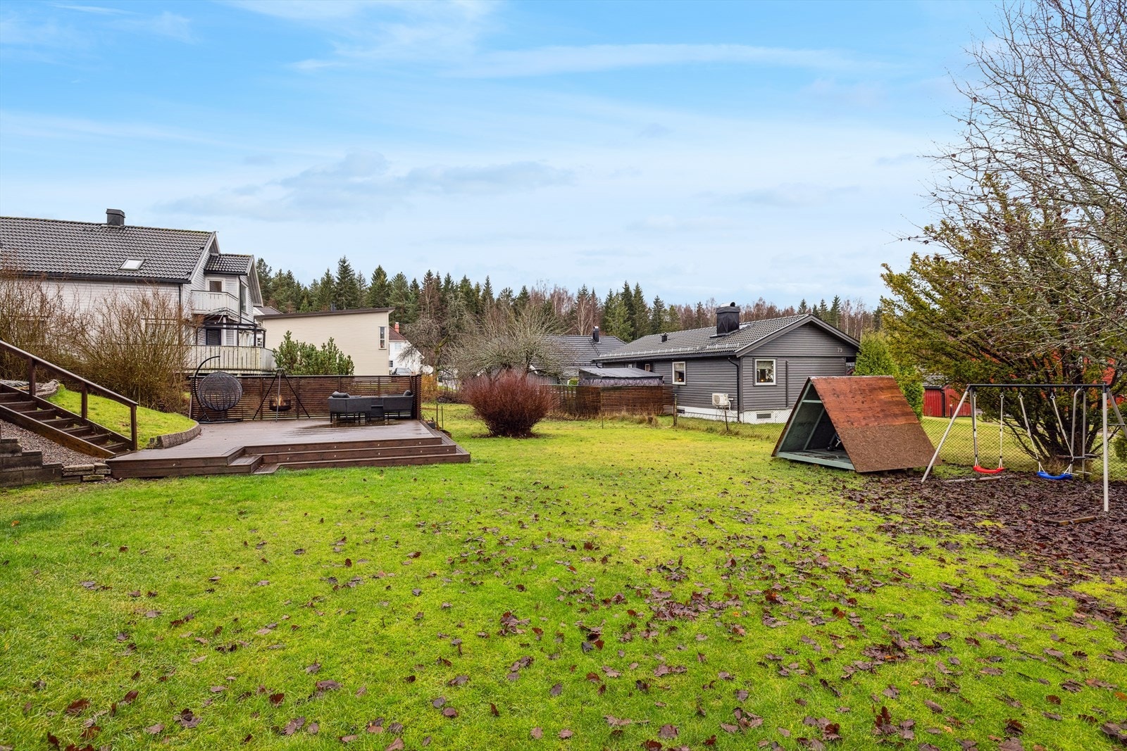 Boligen har et stort, felles uteområde som er pent opparbeidet med hage, beplantning og terrasse. Her vil både store og små vil trives. Galleribilde