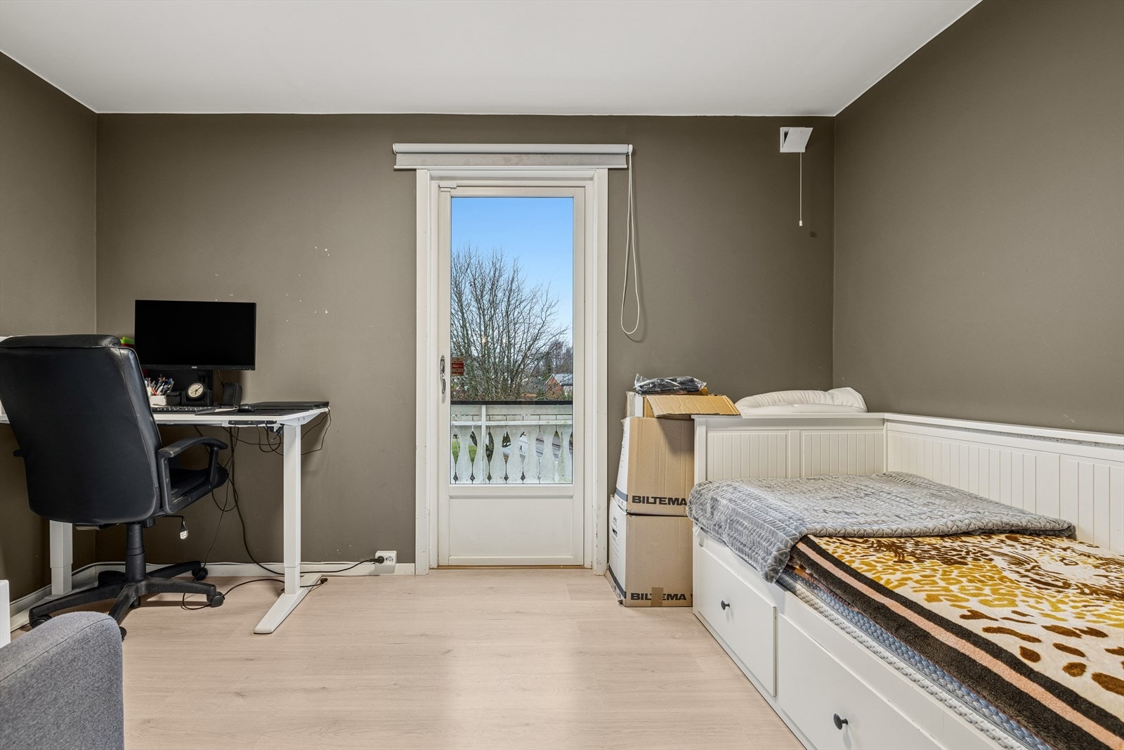 Soverom 2 er også av god størrelse og har plass til både seng, garderobe og tilhørende møblement. Fra dette soverommet har man også utgang til en stor balkong. Galleribilde