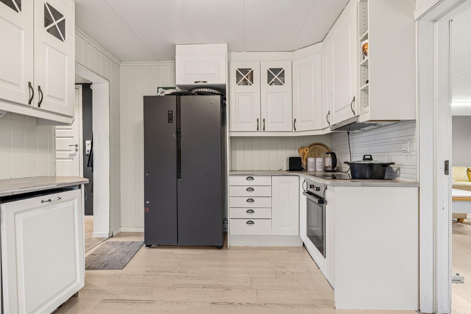 Kjøkkenet er fra 2013 og er tidløst innredet med hvite, profilerte fronter og trefarget benkeplate i laminat. Et romslig kjøkken hvor man har godt med skap- og skuffeplass. Galleribilde