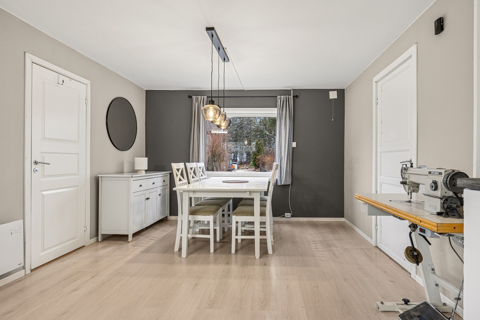 Her har man god plass til å dekke langbord og invitere venner og familie på besøk. Galleribilde