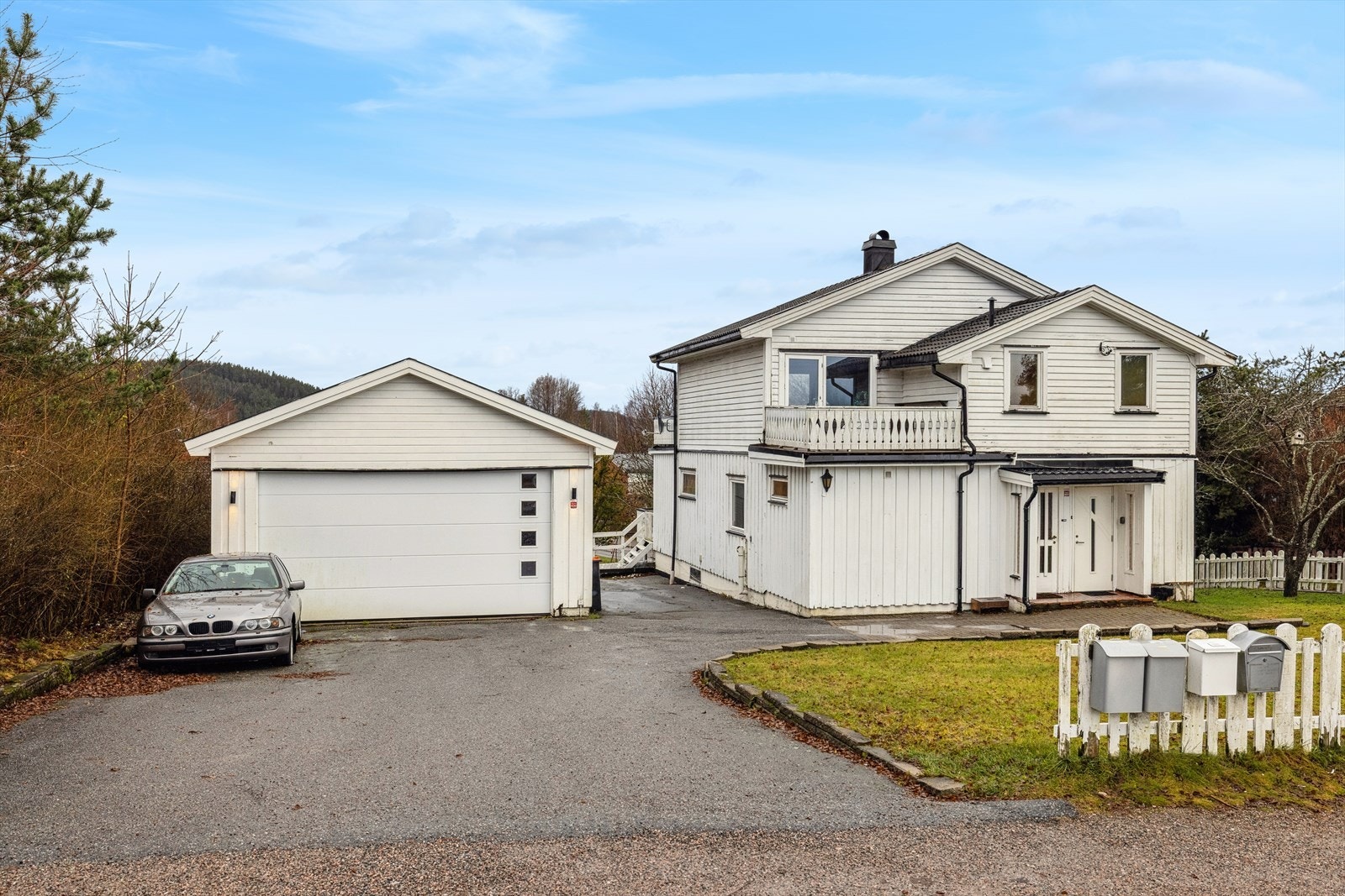 Leiligheten ligger i byggets første etasje og disponerer havlpart av garasjen. I tillegg er det god plass til parkering av flere biler i gårdsrommet. Galleribilde