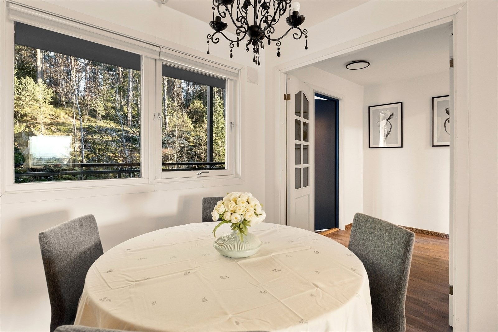 Gjennomgående planløsning gir gode lys- og solforhold. Galleribilde