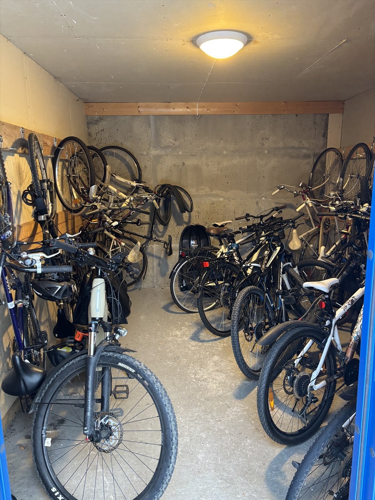 Sykkelparkering ved inngangspartiet Galleribilde