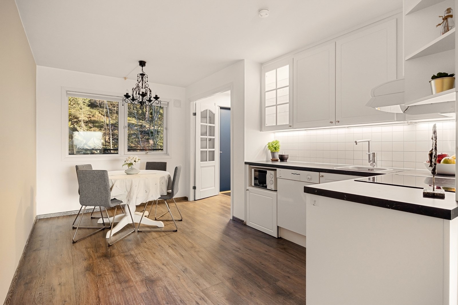 Kjøkken med mye skap- og benkeplass. Galleribilde