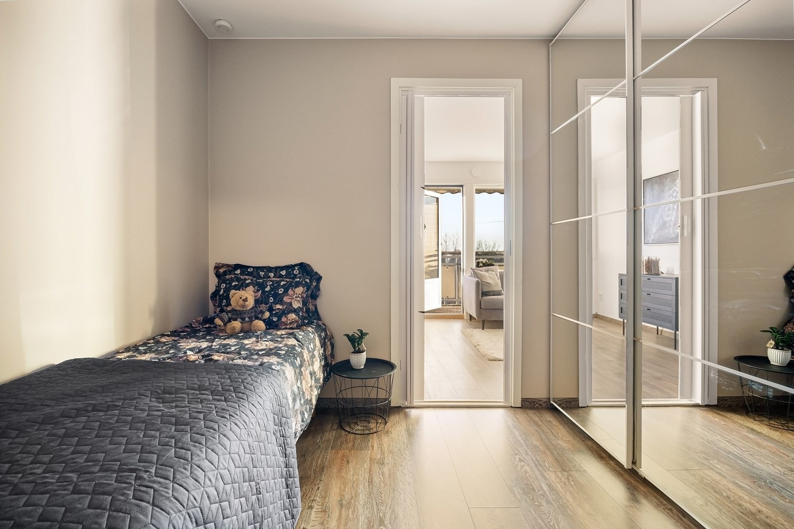 Rommet er innredet med romslig skyvedørsgarderobe med mye oppbevaringsplass. Galleribilde