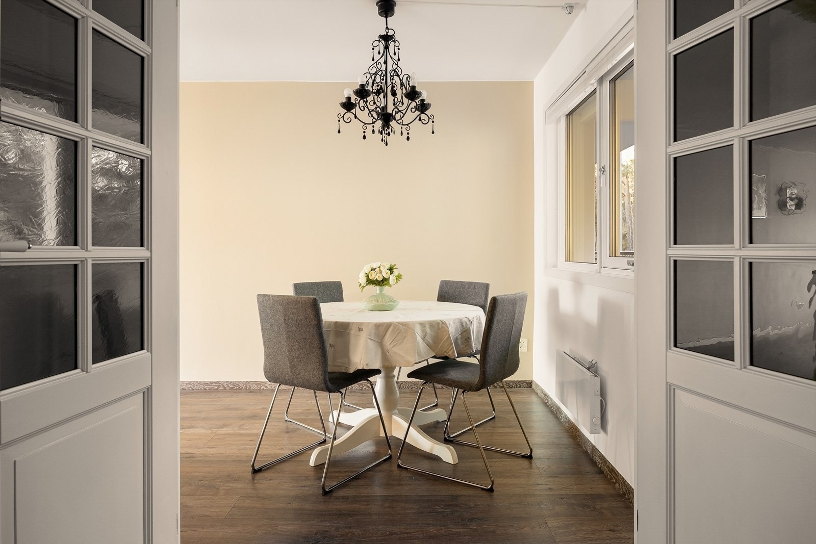 I spisestue ved kjøkkenet er det god plass til en spisegruppe. Galleribilde