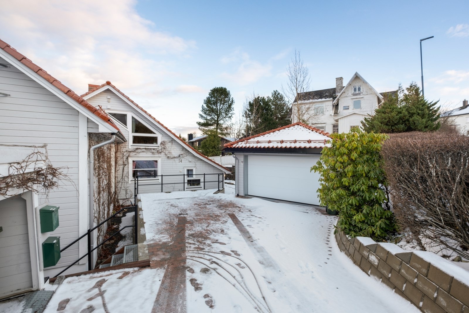 Eiendommen har garasje på 29m² ferdigstilt i 2023. Det er også plass til å parkere flere biler på oppstillingsplass foran garasjen. Galleribilde