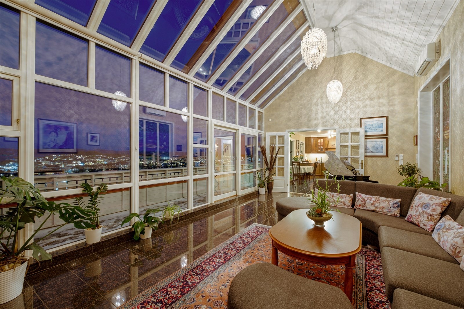 Her får du en svært luftig og lys stue med store og unike vindusflater som byr på svært lekker utsikt. Galleribilde