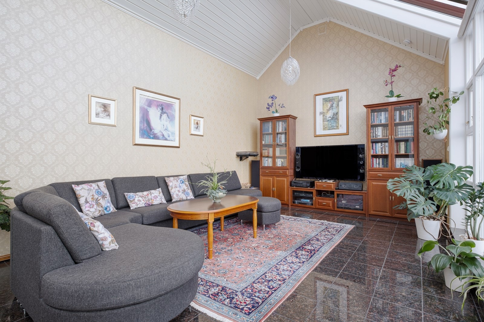 Stue og kjøkken i 1. etasje har lekkert Indisk granitt på gulv i fargen Inlac Brown/Tan Brown med gulvvarme. Galleribilde