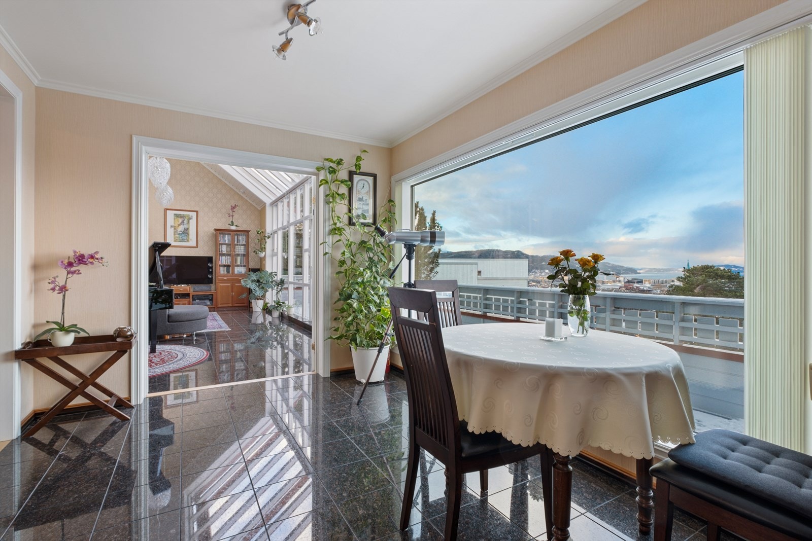 Boligen har en delvis åpen løsning fra kjøkken til spisestue, samt en delvis åpen løsning mellom kjøkken og stue på totalt 67m². Her adskilles kjøkken og stue/vinterhage med doble fasettslipte glassdører fra 2009. Galleribilde