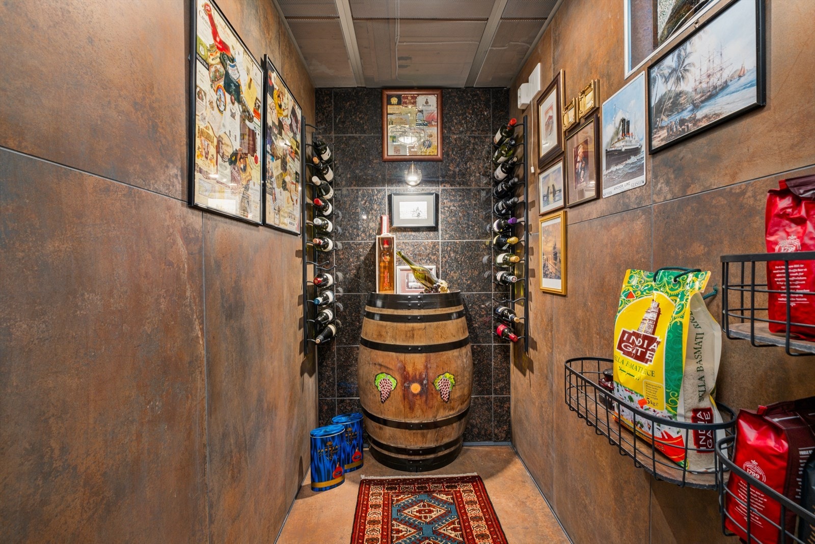 Unikt og usedvanlig vinrom i sokkel. Det ble i 2021 oppgradert med Litex, 60×90 rustikke fliser i fargen Jasper Oxido, luftespalte, varmekabel langs vegger. Utover det har får du blyglassvindu + dekorativt vinfat med lys. Galleribilde