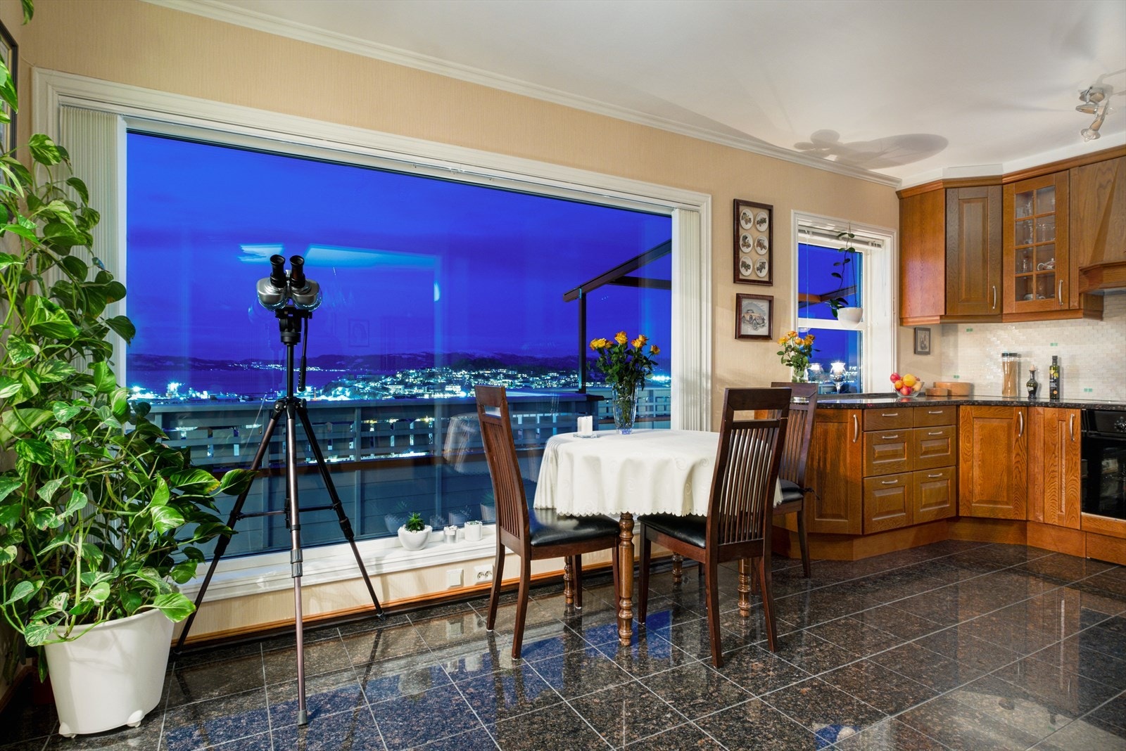 I tillegg til en spisestue på 20m² får du rikelig med plass til en spisebordseksjon, hvor du kan nyte den flotte utsikten. Galleribilde