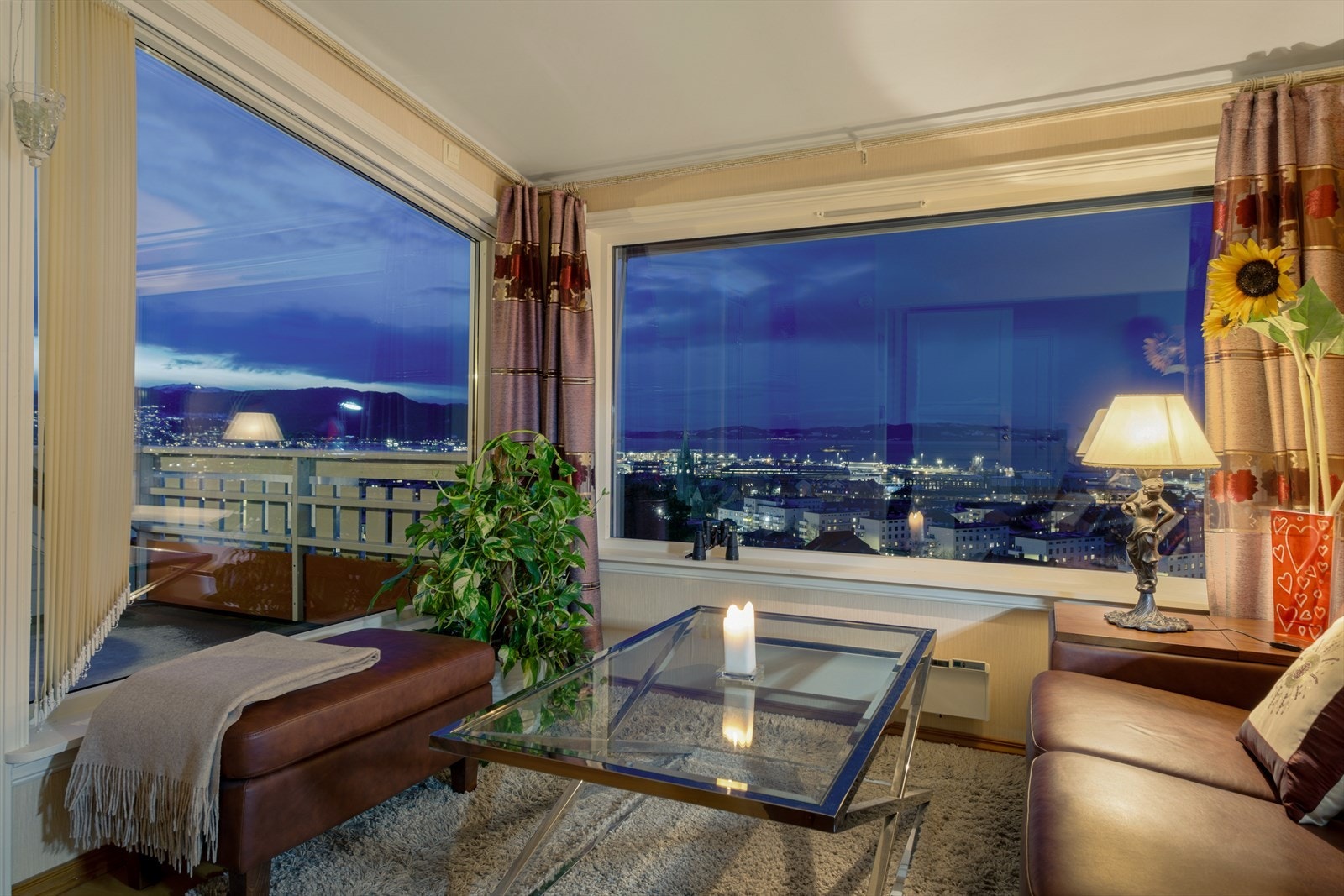 Boligen byr på en loftstue/soverommet med fenomenal panoramautsikt fra de generøse vindusflatene. Galleribilde