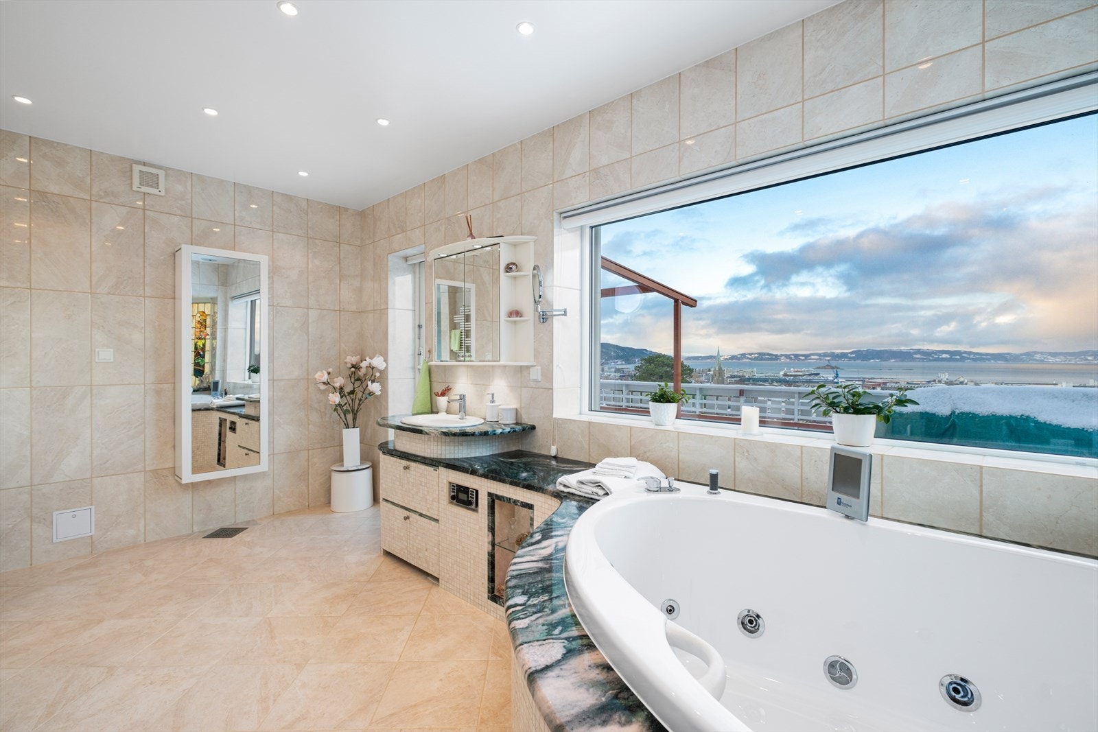 Her får du som resten av i boligen lekker utsikt, som fint kan nytes når du tar et godt og varmt bad i boblebadet. Galleribilde