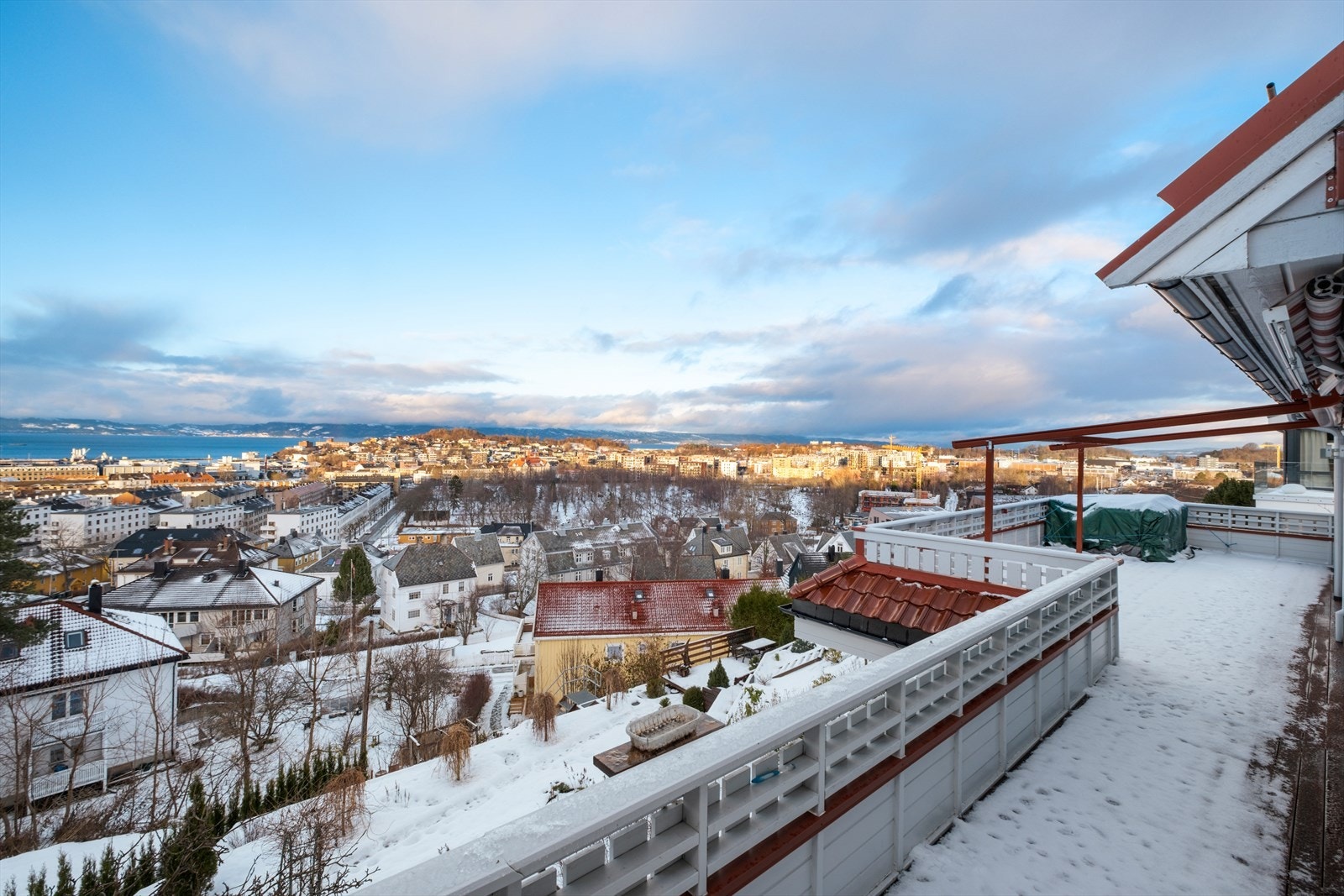 Balkongen er på hele 45m² som byr på rikelig med plass for utemøblering. Galleribilde