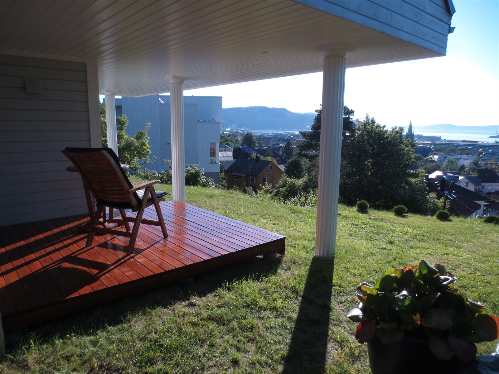 Selgers bilde av platting ved sokkeletasjen Galleribilde