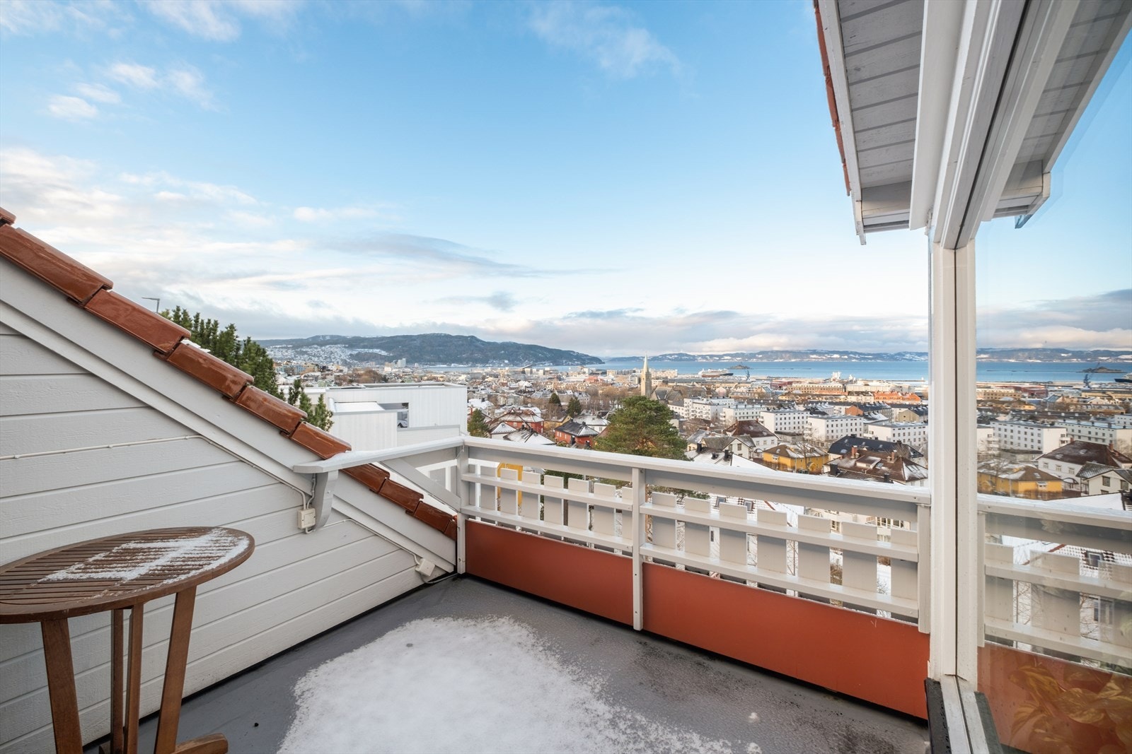 I tillegg til den store og flotte balkong i 1. etasje får du en takterrasse på 7m² i tilknytning til loftstuen med vakker utsikt. Galleribilde