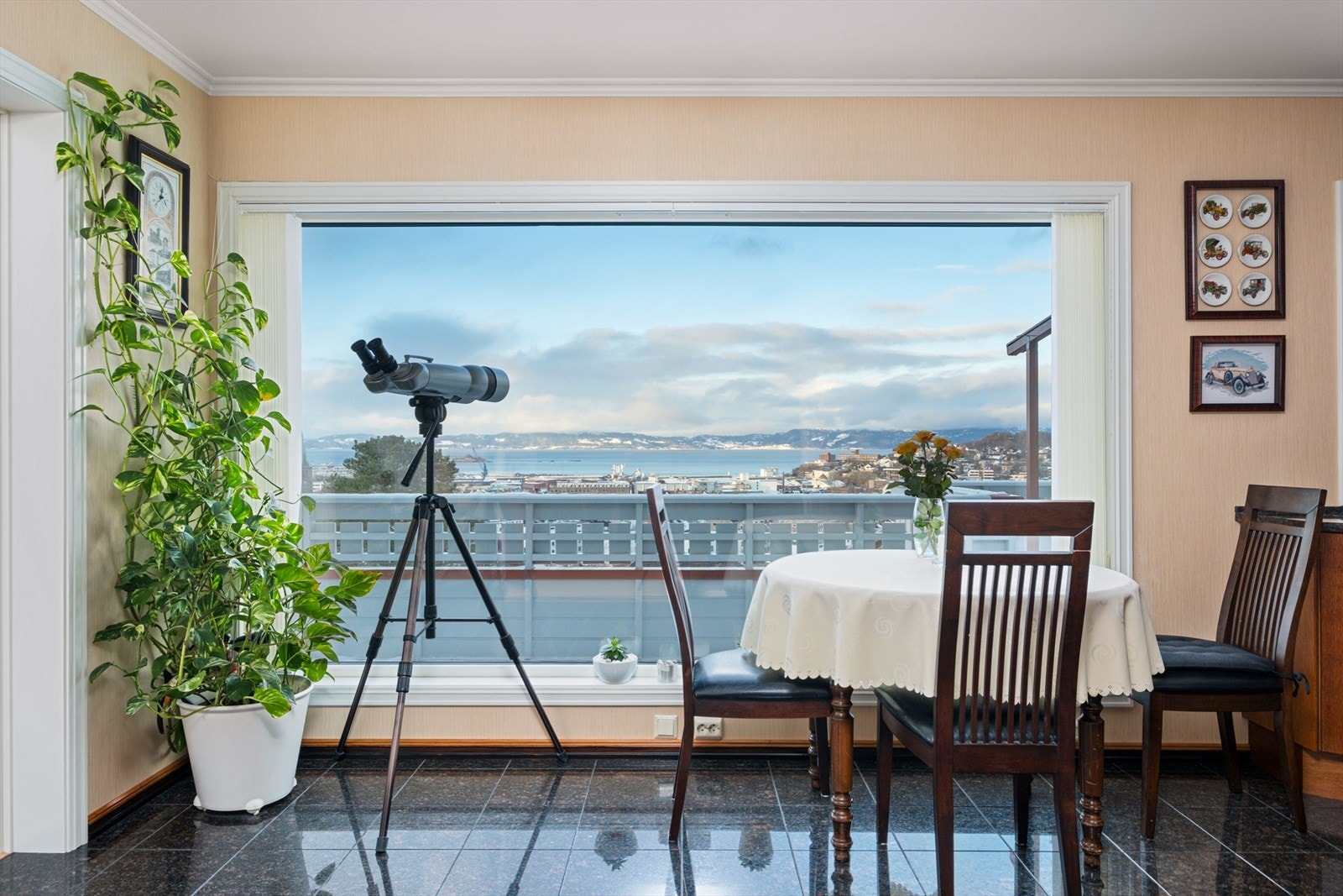 På kjøkkenet får du et stort vindu som byr på panoramautsikt over den vakre Trondheimsfjorden. Galleribilde