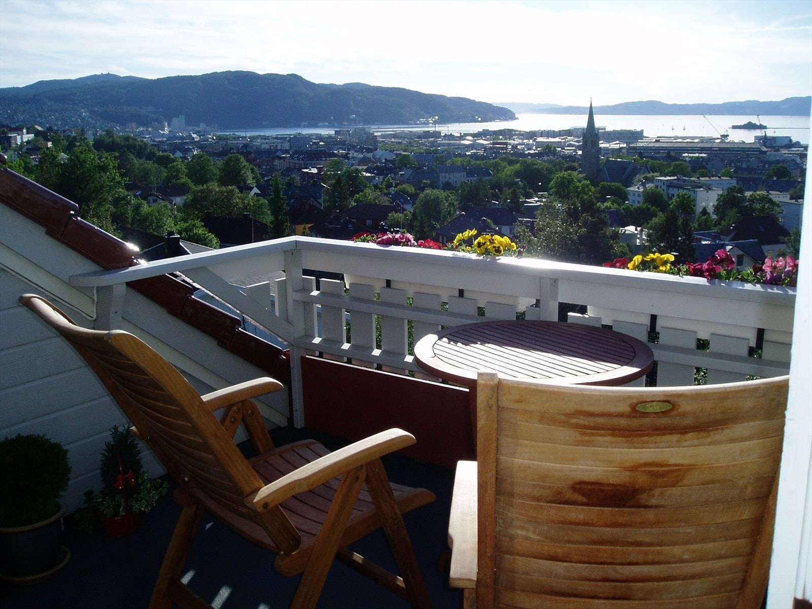 Selgers bilde fra balkong på loft Galleribilde