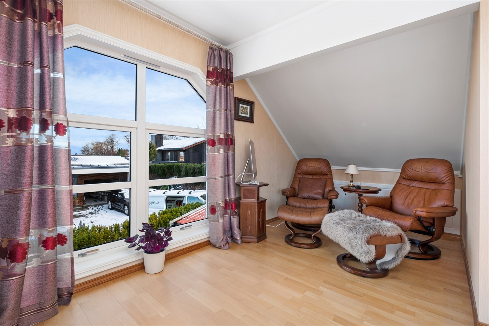 Loftets/soverommets gode størrelse gir flere møbleringsmuligheter etter eget ønske. Galleribilde