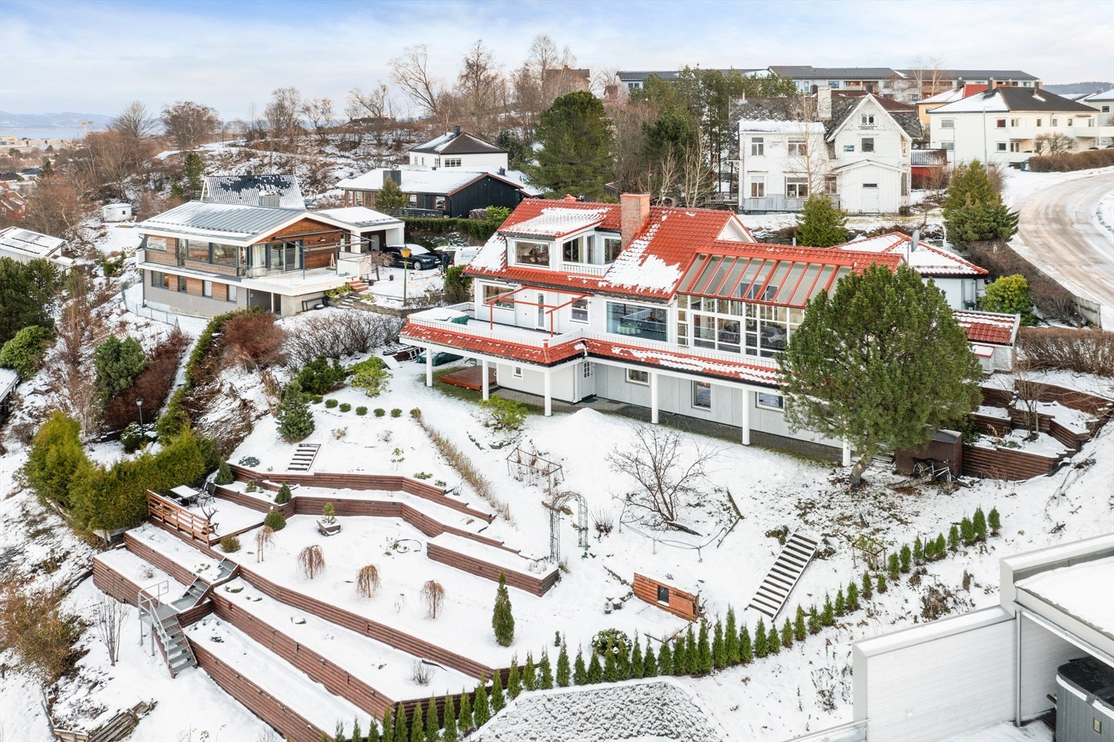 Tomten er på romslige 990m² og har en vakker hage med fantastisk utsikt. Galleribilde