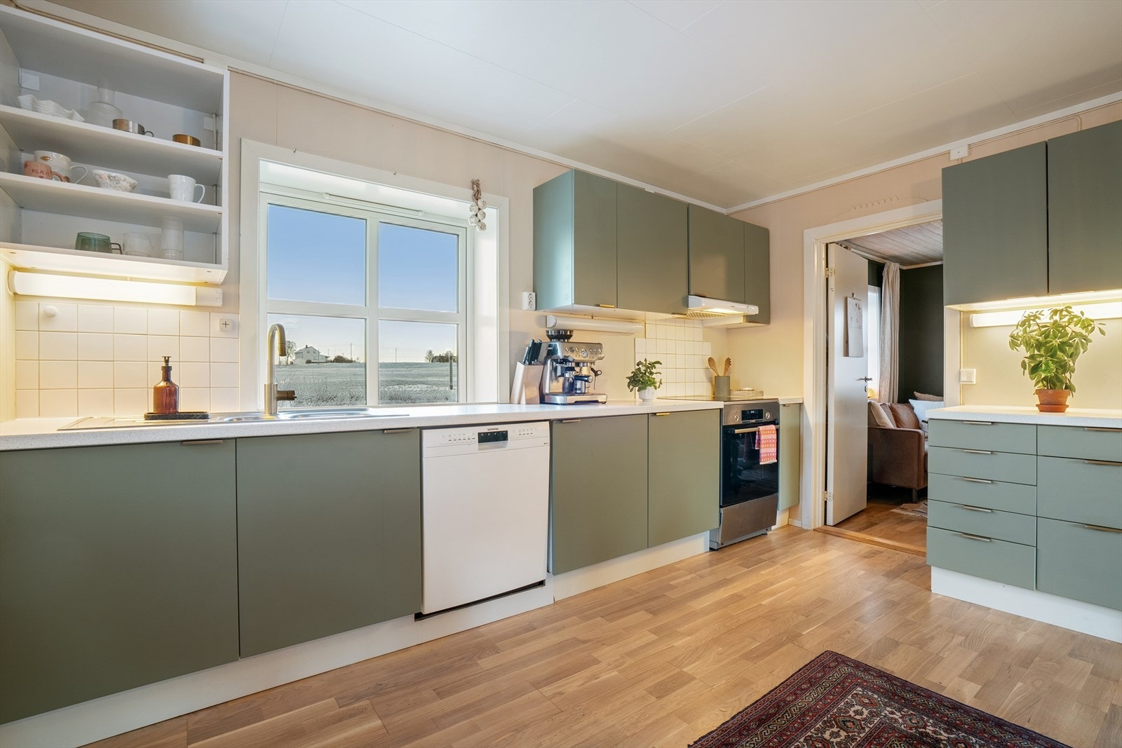 Det ble skiftet oppvaskmaskin i slutten av 2023, og ny komfyr i 2024. Hvitevarene for øvrig følger handelen. Galleribilde