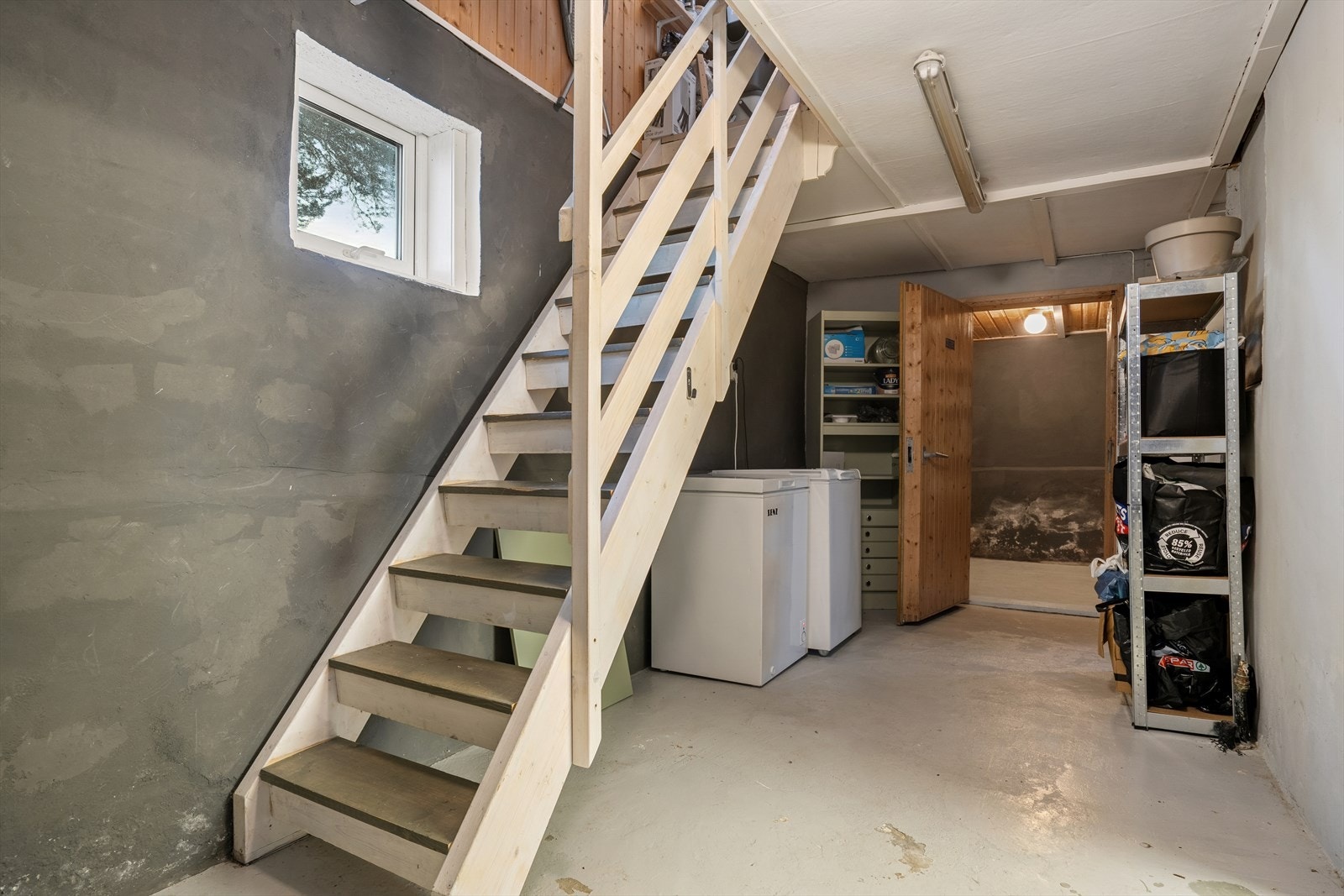 Kjelleren tilbyr gode lagringsmuligheter med to romslige boder som gir god plass til sesongutstyr, hobbyartikler, verktøy eller det du måtte ønske å organisere. Her får du et praktisk og ryddig oppbevaringsområde. Galleribilde