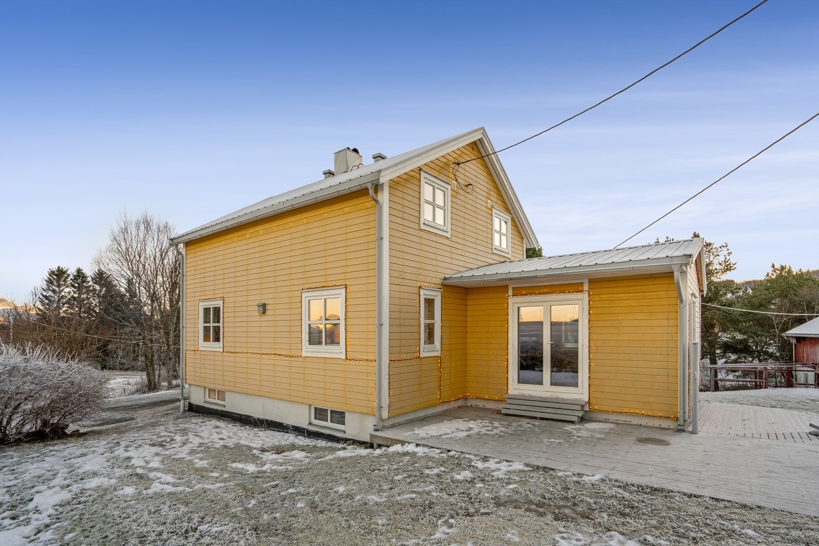 Terrassen fungerer som en naturlig forlengelse av stuen og gir boligen en ekstra dimensjon av ute- og romfølelse. Galleribilde