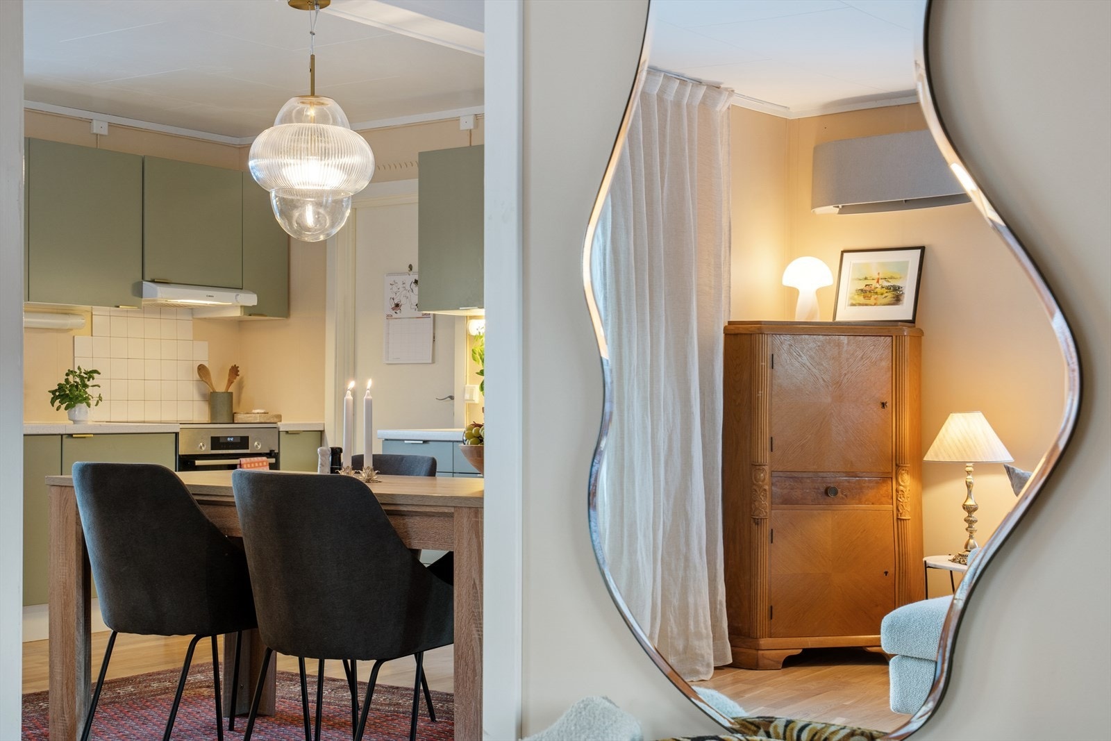 Det er åpen løsning mellom kjøkken, spisestue og stue, noe som gir boligen en luftig og sosial atmosfære. Den åpne planløsningen skaper naturlig flyt mellom rommene. Galleribilde